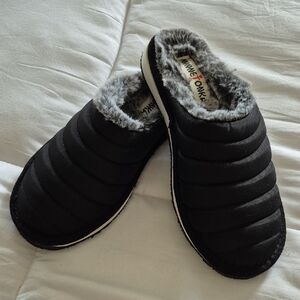 Minnetonka Indoor / Outdoor Slippers
